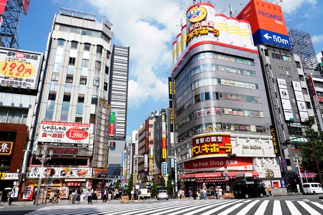 日本独自の文化である雑居ビル。中に飲食店やオフィスなどのテナントが入居する。写真は東京・新宿の歌舞伎町