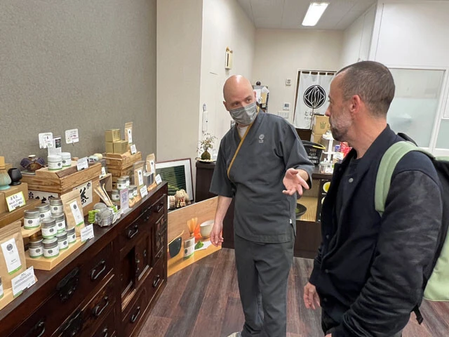 お茶の店「とび園」のスイス人店主ベーア・トビアスさん。やはり海外で人気のようでインバウンドのお客さんが多い