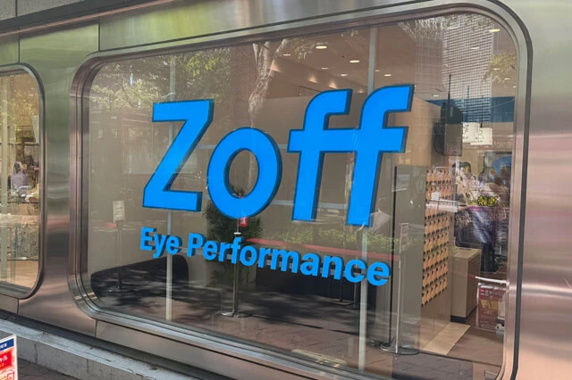 【売上高3位】Zoff（運営会社：インターメスティック）　《売上高》501億5100万円《営業利益》59億9000万円《時価総額》620億2600万円《店舗数》317店　昨年10月にメガネスーパーを買収。最近ではサングラスなどの展開に力を入れ、人気タレントの起用などで若者からの支持を得ている。買収によって新規顧客を増やせるかがカギに