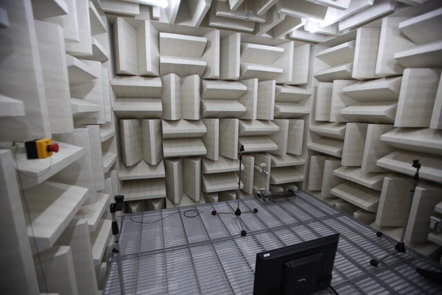 高級オーディオメーカー並みの完全無響室。完全な無音環境をつくるだけでなく、耳に聞こえない超低周波もシャットアウトできる
