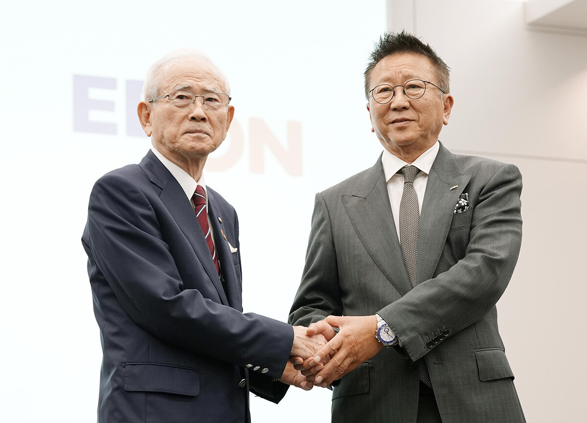 記者会見を終え握手するヤマダHDの山田昇会長（左）とエディオンの久保允誉会長