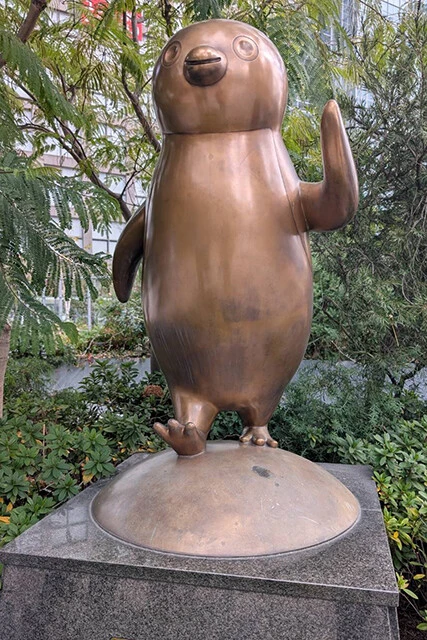 JR新宿駅前にある「Suicaのペンギン」のブロンズ像。同駅の新南改札前のシンボルだったこの像も今年でお役御免か