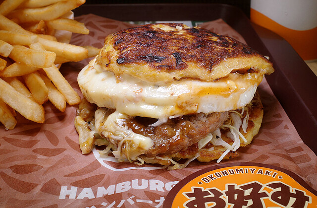 お好み焼きバーガー　2005年発売。上下のバンズがお好み焼きの変化球な逸品