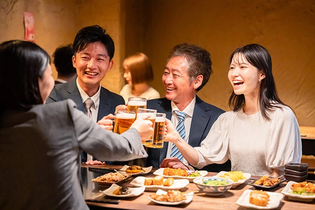 飲み会で爪痕を残そうとする必要はない。人の話を聞きながら、相手の価値観を探っていこう