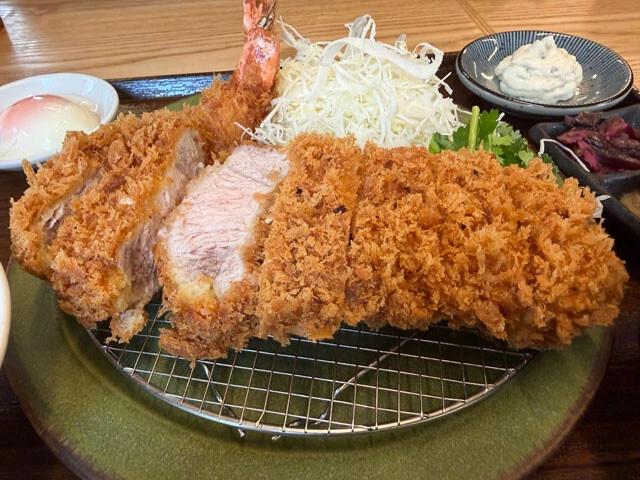 厚切りとんかつ 厚とんの庄内豚厚切りロースカツ（2970円）