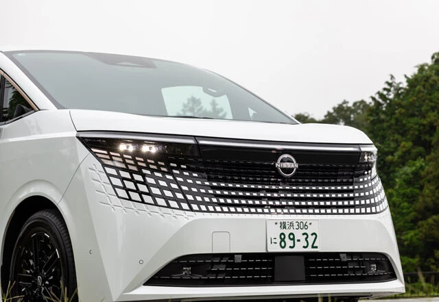 日産のフラッグシップにふさわしい、威風堂々たるフロントマスクの新型エルグランド。先代エルグランドやフーガからの買い替えに加え、他社車からの乗り換え需要も