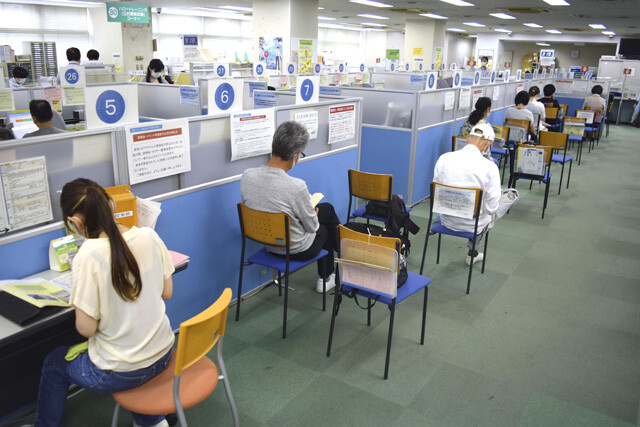 ハローワークで職業相談の順番待ちをする人たち。50代で再就職先を探すとなると、そう簡単には見つからないのが実情だ（写真／時事通信社）