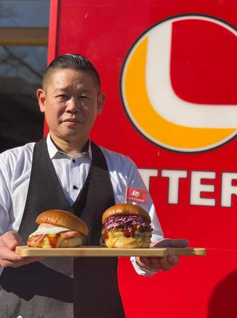 さまざまな新バーガーも生み出してきたロッテリア。写真は鹿肉バーガーとその開発者