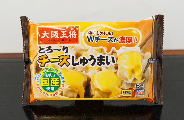 「とろ～りチーズしゅうまい」（2025年3月より発売）　チーズ感がアップし、さらに濃厚にリニューアルされた。自家製チーズソースをかけ、餡には3種のチーズ入り。袋ごとレンジ調理が可能。