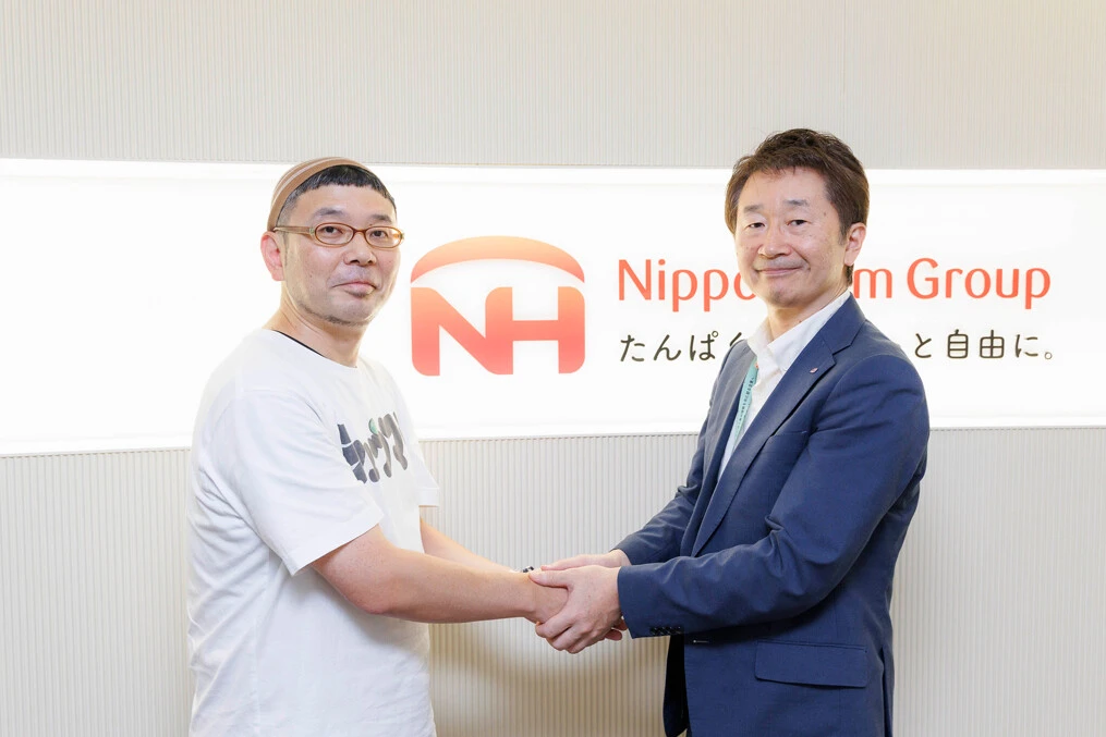 （右）日本ハム冷凍食品の小林氏と（左）シュウマイ潤