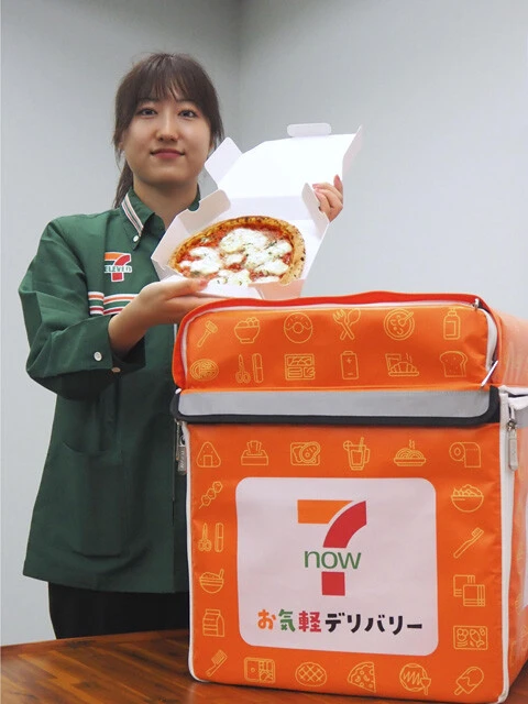 2024年からセブン－イレブンでは店内焼成のピザの宅配を実施。もちろん持ち帰りもできる