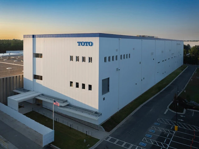 現地工場。300億円規模の投資による生産能力増強は、地政学リスクへの備えと現地への定着を両立させる戦略