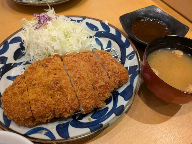 厚切りとんかつ よし平の◎熟成180gロースかつ膳（2079円）