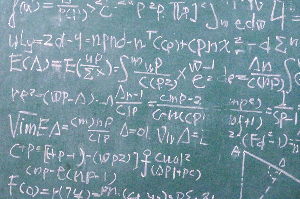 AIを動かす最新のロジック半導体（GPUやTPU）のパワーを最大限発揮させるためのメモリー半導体（HBM）に生産資源が集中。それ以外のメモリー（DRAMやNAND）が高騰している（写真はイメージ）