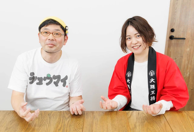 シュウマイ潤が考案した「シュウマイポーズ」をする田島氏