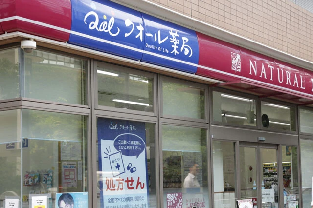 【売上高3位】クオール薬局（運営会社：クオールHD）　《売上高》2639億7200万円《営業利益》134億6500万円《時価総額》684億6900万円《店舗数》950店　「第一三共エスファ」を買収したことで製薬事業に着手し、医療従事者の人材派遣事業も行なう。さらにコンビニなどの異業種と連携し出店を拡大するなど、したたかな多角化戦略がうかがえる