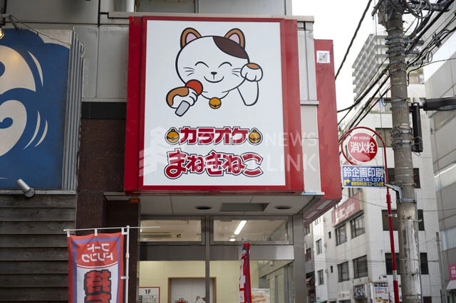 【店舗数1位】カラオケ まねきねこ（運営会社：コシダカHD）　《売上高》693億8700万円《営業利益》113億9200万円《時価総額》843億1000万円《店舗数》712店　「持ち込みOK」と低価格を武器に、業界最大の店舗数を誇る。現在も出店意欲は旺盛。三強の中でも頭ひとつ抜けた存在となっている