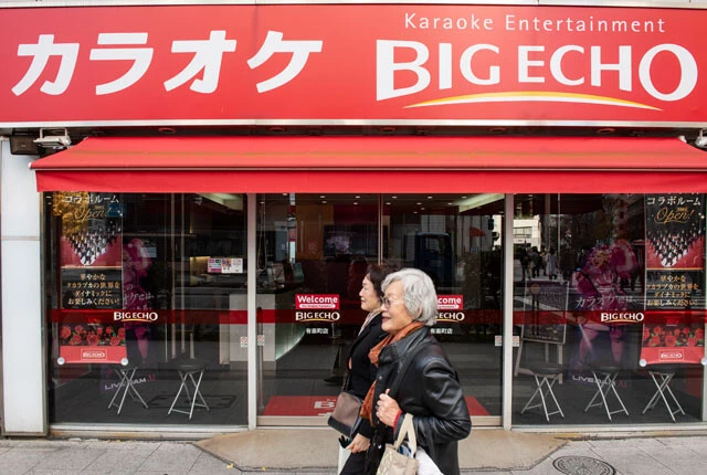 【店舗数2位】カラオケ ビッグエコー（運営会社：第一興商）　《売上高》1530億2000万円《営業利益》179億4500万円《時価総額》1676億4900万円《店舗数》444店　カラオケ機器「DAM」を自社開発する強みを持ち、「音や機種にこだわる層」をがっちり取り込む。安売り競争には乗らず、現在のブランドイメージをより高める戦略が際立つ