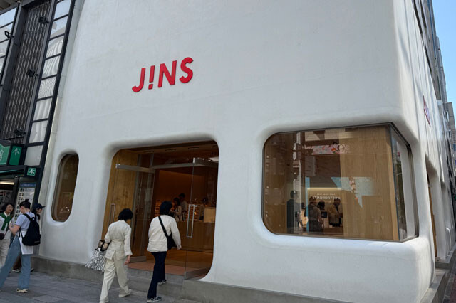 【売上高1位】JINS（運営会社：JINS HD）　《売上高》972億1500万円《営業利益》120億9300万円《時価総額》1568億2820万円《店舗数》560店　現在駅ビルやショッピングモールなどへの出店を加速中。アパレル企業などとのコラボ商品にも力を入れる。また、睡眠環境改善や近視進行抑制といった新機能付きメガネの開発にも精力的に取り組む