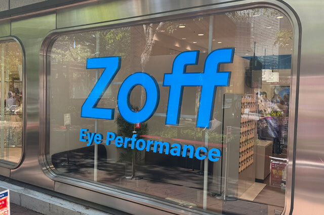 【売上高3位】Zoff（運営会社：インターメスティック）　《売上高》501億5100万円《営業利益》59億9000万円《時価総額》620億2600万円《店舗数》317店　昨年10月にメガネスーパーを買収。最近ではサングラスなどの展開に力を入れ、人気タレントの起用などで若者からの支持を得ている。買収によって新規顧客を増やせるかがカギに