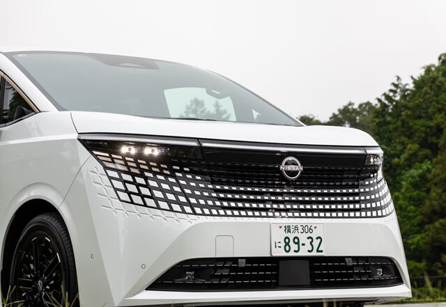 日産のフラッグシップにふさわしい、威風堂々たるフロントマスクの新型エルグランド。先代エルグランドやフーガからの買い替えに加え、他社車からの乗り換え需要も