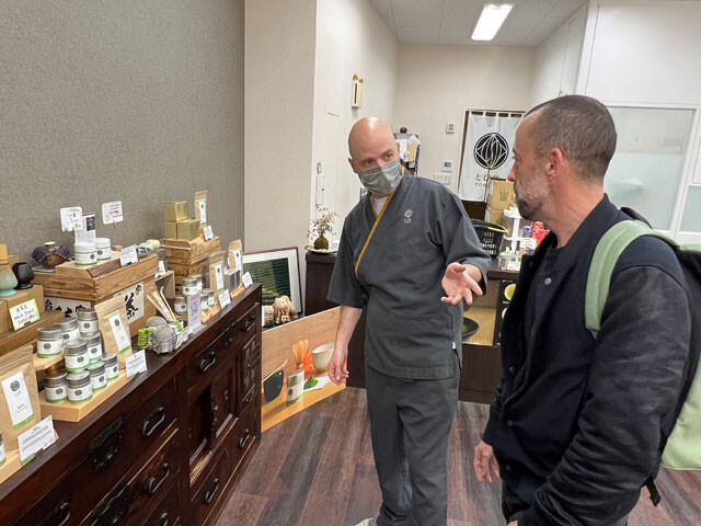 お茶の店「とび園」のスイス人店主ベーア・トビアスさん。やはり海外で人気のようでインバウンドのお客さんが多い