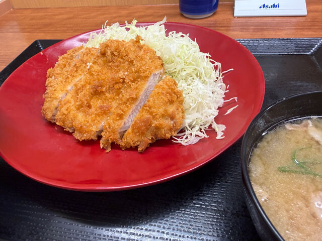 かつやのロースカツ定食（913円）
