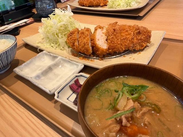 熟成肉とんかつ ロース堂のロースかつ定食（1199円）とん汁変更（+110円）