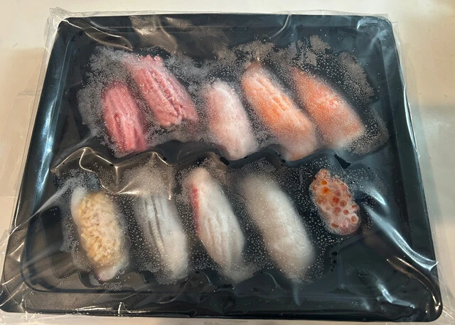 同封された解凍袋にすしを入れ、チャックを閉める。その後、冷凍ずしが浸るまでぬるま湯を注ぎ、待つこと70分。銀座おのでらの高級ずしが完成！　マグロ、中トロ、コハダ、カンパチなど10貫で5400円