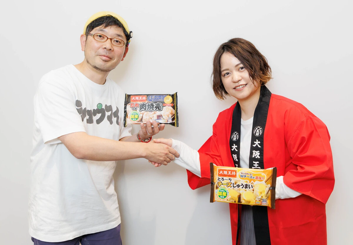 株式会社イートアンドフーズ 商品本部・マーケティング企画部の田島氏とシュウマイ協会会長のシュウマイ潤