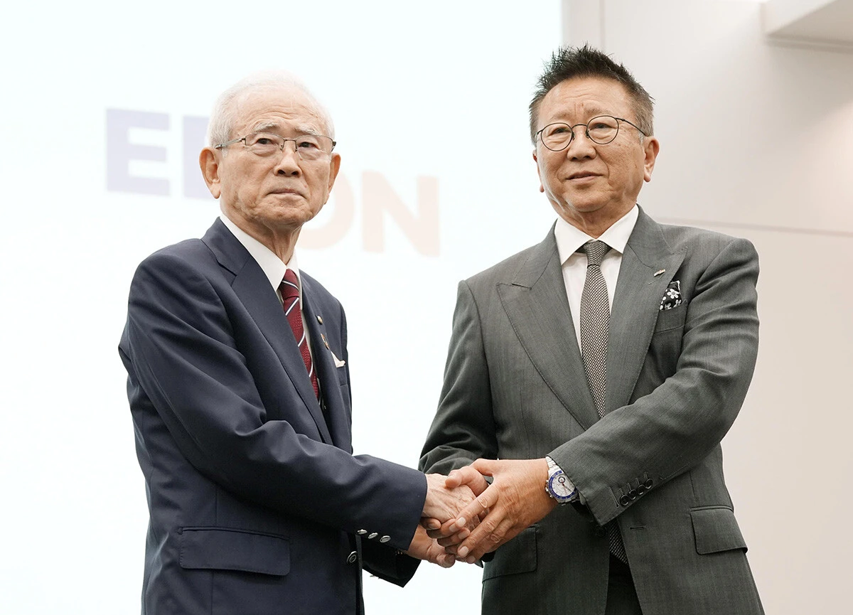 記者会見を終え握手するヤマダHDの山田昇会長（左）とエディオンの久保允誉会長
