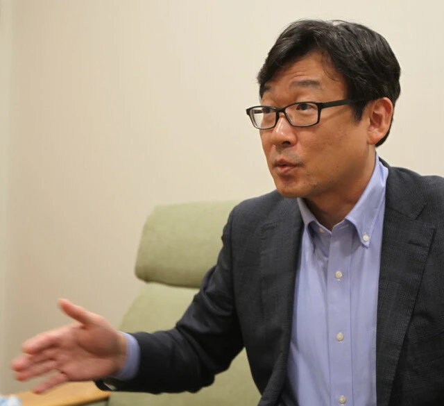 「部屋全体のコーディネートには、家具、寝具やカーテン、食器や収納用品、そして家電ということで、家電事業への本格参入が決まりました」（家電事業責任者の執行役員・奥田哲也さん）