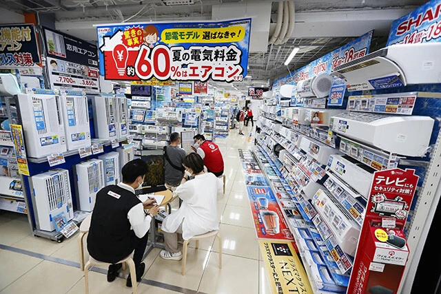 家電量販店で価格交渉をする際は、必ず競合他店の価格も調べておこう。交渉するなら都心の店舗がオススメ