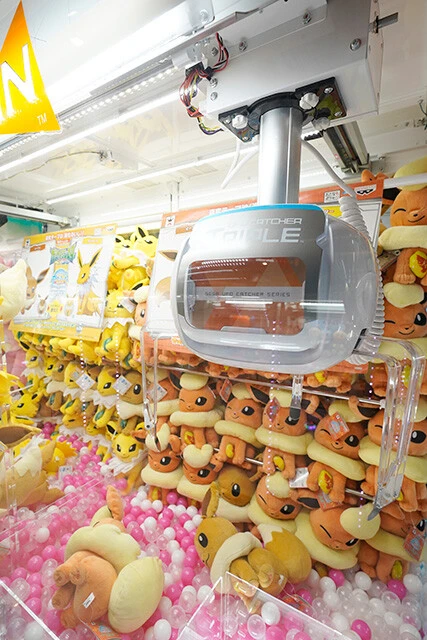 クレーンゲームは訪日外国人観光客からも人気。また、ファミリーマートなどのコンビニにも設置されるようになっている