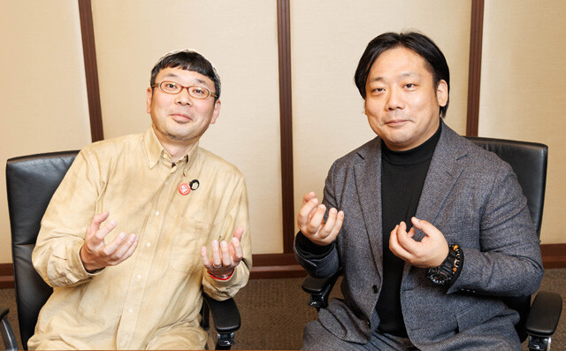 シュウマイ潤が考案した「シュウマイポーズ」をする村重氏