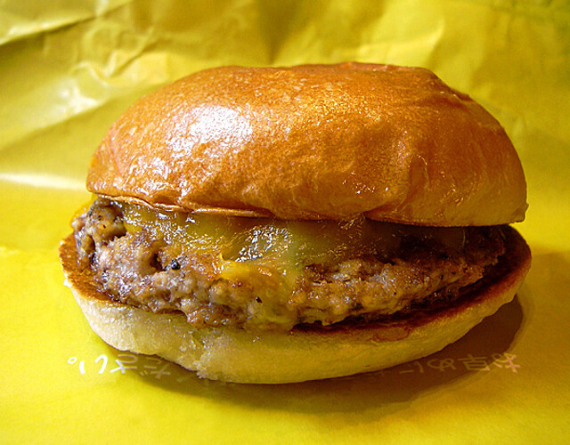 絶品チーズバーガー　2007年に登場。パティとバンズとチーズのみという潔さに注目が集まった