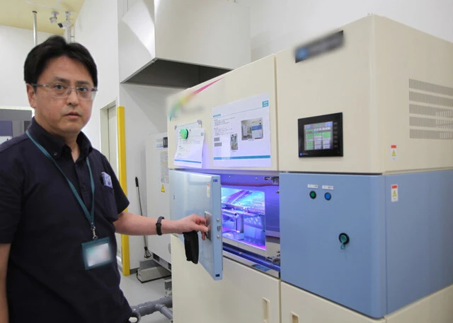 樹脂部材や塗装部品などに太陽光より強力な紫外線を照射し、数十時間で数年分の耐候テストができるUVテスター（促進耐候性試験機）