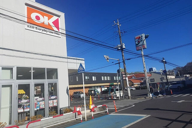 千葉県松戸市にあるスーパー型セブン-イレブンの実験店舗（右）。その目の前にはスーパーのOKストアが24年5月に開店（左）。しかもここはドラッグストアの跡地でもある