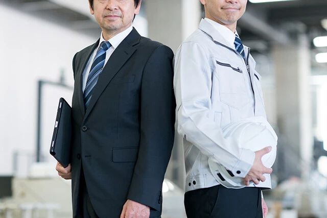 設計（ホワイト）と現場（ブルー）が対等に議論し、業務を回す。この「橋渡し役」ができる人材こそが最強となる時代だ