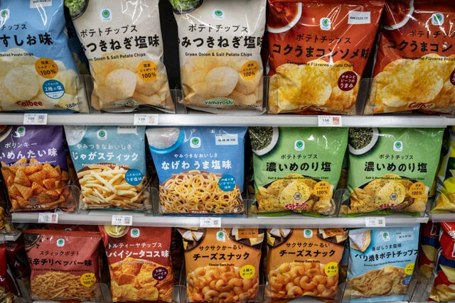 日本のコンビニやスーパーの棚はカラフルすぎたとの指摘もある。そのトレンドが逆転し、モノトーンや簡素なパッケージの商品が増えるかも？
