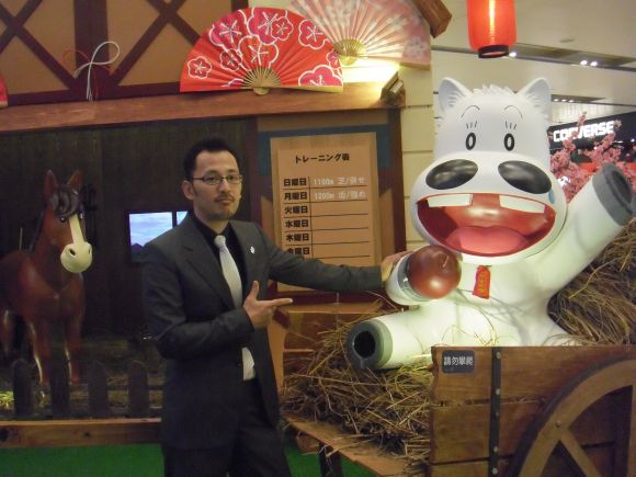 実物大マキバオーを前にご満悦のつの丸先生