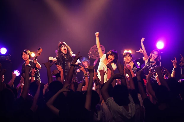 これがゾンビ+ガールズバンド“HANAJI”のステージだ! (c)映画「METALCA」製作委員会
