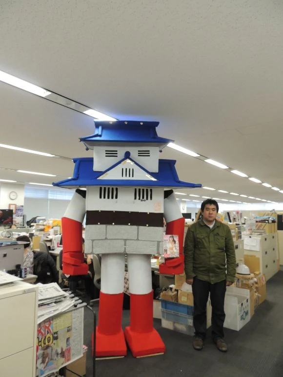 本誌編集者・ヤノアツ(寝起き)と比べてもこのデカさ！