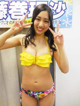 普段は制服姿の高校生だなんて信じられないくらいセクシーな理沙ちゃん。ルックスよし、スタイルよしで、2回目のイベントも大盛況です