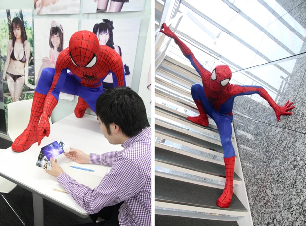 【画像左】週プレNEWS担当者へ、全人類の脅威たちをアピール。一見、デスクの上に乗って失礼なようだが、これがスパイダーマンさんの基本スタイル【画像右】ハリウッドから来日した本物だけに、ちょっとした階段でも映画さながらのアクションを披露