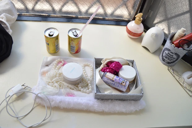 エナジードリンクは毎日欠かせない。女子系小物とはミスマッチだけど…