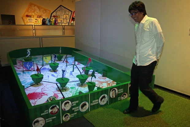 「サッカーアトラクション“DREAM KICK”」に高橋も挑戦。ボールの入った枠によって特製キャラクターカードが1枚もらえるが、まさかの枠に当たってボールが止まってしまった