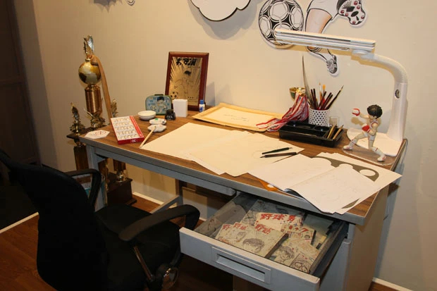 デスクの漫画は1990年から野球漫画「エース!」を連載していた高橋氏の原点?