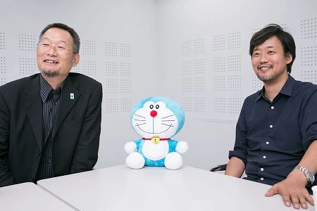 ドラえもん人形を挟んで、終始にこやかに話が盛り上がる