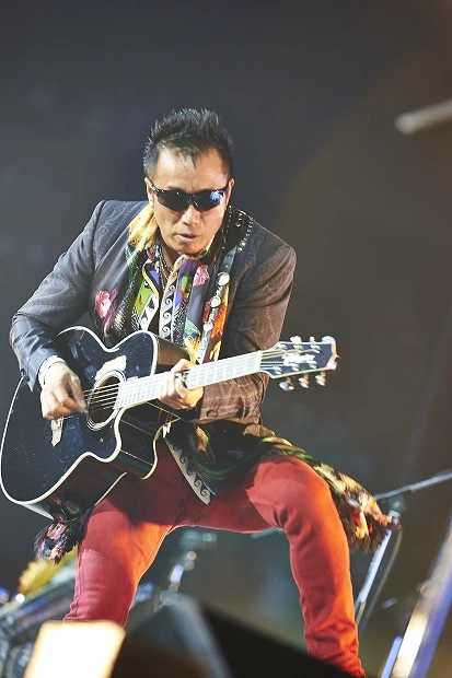 2014ツアーの最新ライブで熱唱する長渕